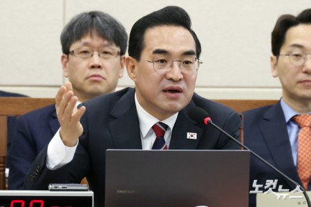 박홍근 기획예산처 장관 후보자가 23일 서울 여의도 국회에서 열린 재정경제기획위원회 인사청문회에서 의원 질의에 답변을 하고 있다.