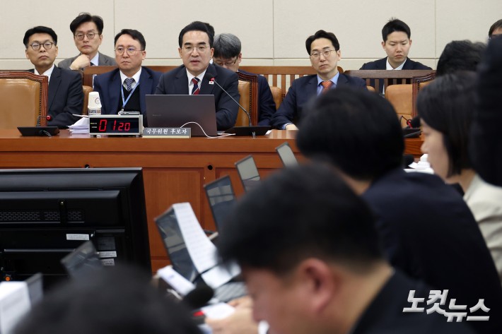 박홍근 기획예산처 장관 후보자가 23일 서울 여의도 국회에서 열린 재정경제기획위원회 인사청문회에서 의원 질의에 답변을 하고 있다.