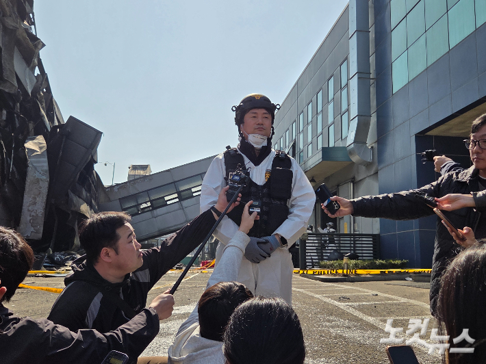 대전경찰청 강재석 과학수사계장이 안전공업 화재 합동감식 전 기자들의 질의에 답하고 있다. 박우경 기자