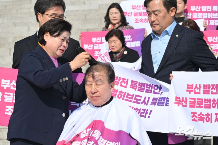 박형준 부산시장이 23일 서울 여의도 국회 본관 앞에서 