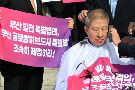 박형준 부산시장이 23일 서울 여의도 국회 본관 앞에서 