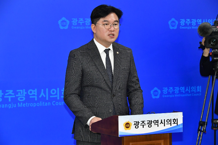 더불어민주당 정준호 국회의원이 23일 광주시의회에서 기자회견을 열고, 정부가 유엔 6개 기구와 추진 중인 글로벌 AI 허브를 광주공항 이전 부지에 유치해야 한다고 제안했다. 독자 제공