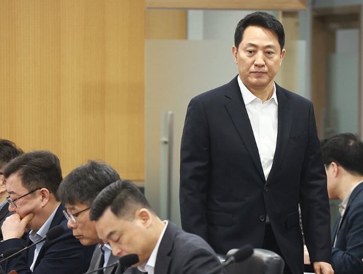 오세훈 서울시장이 23일 오전 서울시청 기획상황실에서 열린 중동 상황 대응 서울시 비상경제대책 회의에 참석하고 있다. 연합뉴스