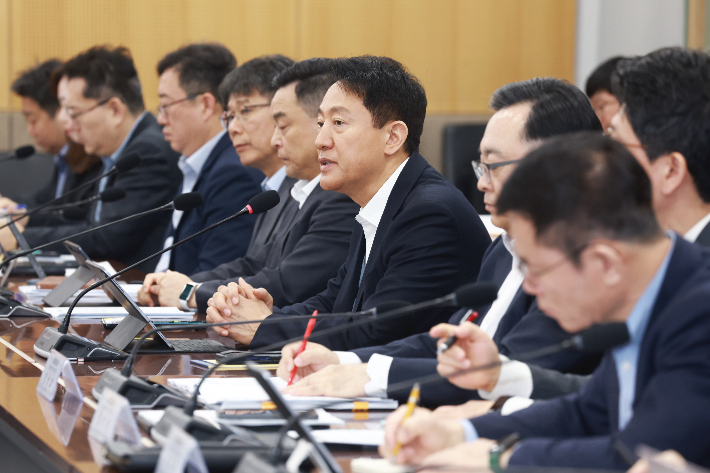 오세훈 서울시장이 23일 오전 서울시청 기획상황실에서 열린 중동 상황 대응 서울시 비상경제대책 회의에서 발언하고 있다. 연합뉴스