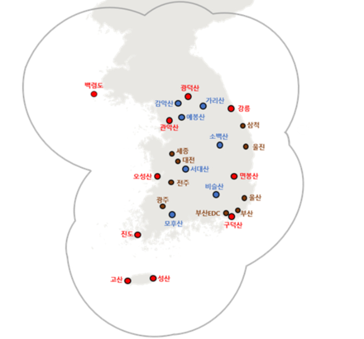 강우·기상 레이더 관측망 현황. 빨강색은 기상청의 기존 대형 기상레이더 10기. 파랑색은 기후에너지환경부가 운영해온 대형 강우레이더 7기. 갈색은 기후부의 소형 강우레이더 9기. 기후부 제공