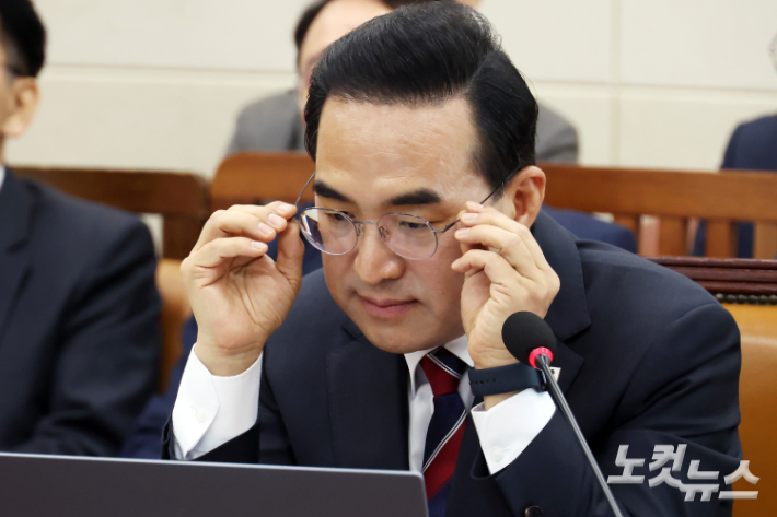 박홍근 기획예산처 장관 후보자가 23일 서울 여의도 국회에서 열린 재정경제기획위원회 인사청문회에서 안경을 만지고 있다. 윤창원 기자