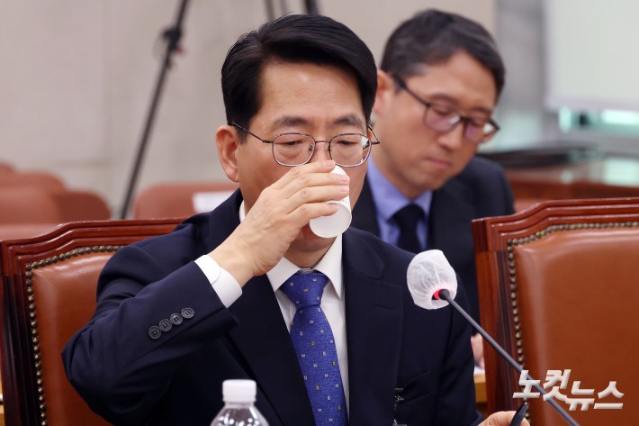 물 마시는 황종우 해양수산부 장관 후보자