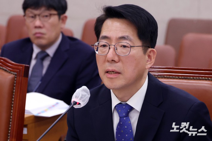 의원 질의에 답변하는 황종우 해양수산부 장관 후보자