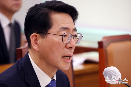 황종우 해양수산부 장관 후보자가 23일 서울 여의도 국회에서 열린 농림축산식품해양위원회 인사청문회에서 의원 질의에 답변을 하고 있다.