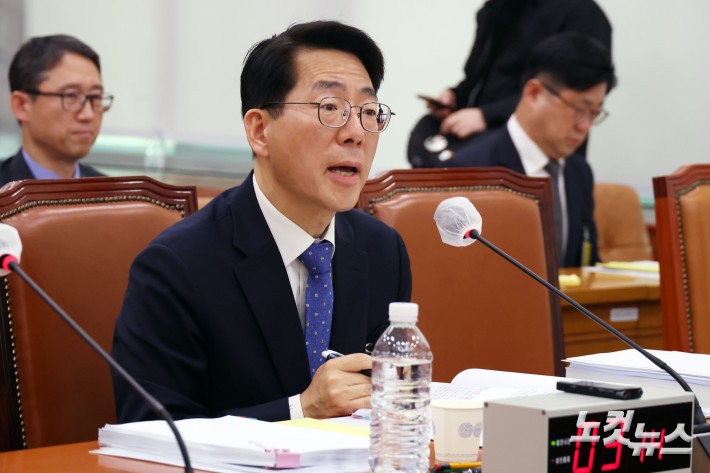 인사청문회 질의에 답변하는 황종우 장관 후보자