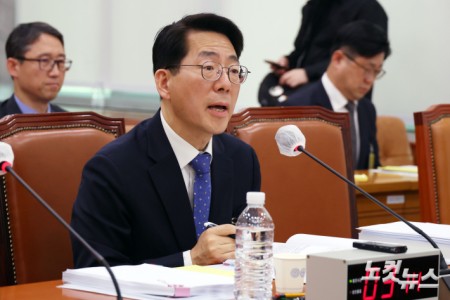 인사청문회 질의에 답변하는 황종우 장관 후보자