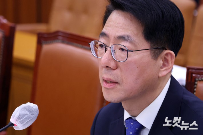 황종우 해양수산부 장관 후보자가 23일 서울 여의도 국회에서 열린 농림축산식품해양위원회 인사청문회에서 의원 질의에 답변을 하고 있다.