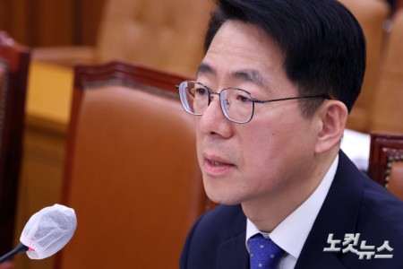 황종우 해양수산부 장관 후보자가 23일 서울 여의도 국회에서 열린 농림축산식품해양위원회 인사청문회에서 의원 질의에 답변을 하고 있다.