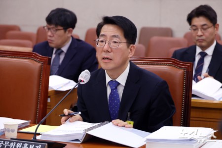 황종우 해양수산부 장관 후보자가 23일 서울 여의도 국회에서 열린 농림축산식품해양위원회 인사청문회에서 의원 질의에 답변을 하고 있다.