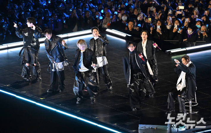 그룹 방탄소년단(BTS)이 21일 서울 광화문 광장에서 'BTS?컴백 라이브: 아리랑'을 선보이고 있다. 사진공동취재단