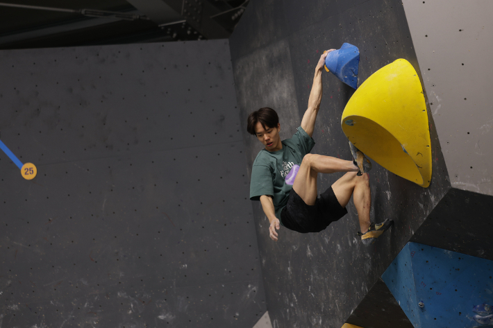 볼더 완등하는 노현승. 대한산악연맹 제공