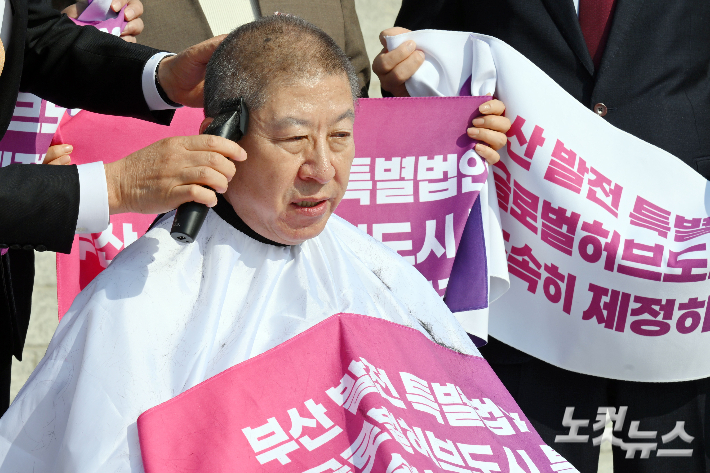 박형준 부산시장이 23일 서울 여의도 국회 본관 앞에서 '부산 글로벌허브도시 조성에 관한 특별법안' 제정을 촉구하며 삭발하고 있다. 윤창원 기자