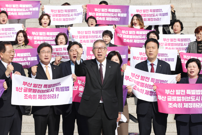 박형준 부산시장이 23일 국회 앞에서 글로벌허브도시특별법 제정을 촉구하며 삭발을 감행했다. 정동만 부산시당위원장과 김미애(해운대을), 조승환 (영도), 정성국(부산진을) 국회의원 등이 함께했다. 부산시 제공