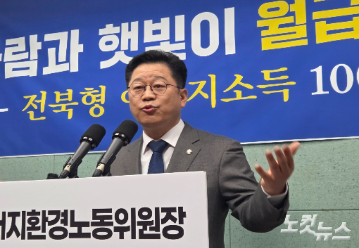 민주당 안호영 국회의원이 23일 전북도의회에서 연 기자회견에서 김관영 도지사의 내란 방조 의혹에 대한 질문에 답하고 있다. 최명국 기자