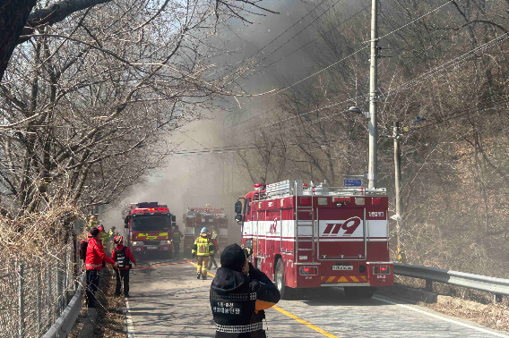 지난 21일 오후 1시 14분쯤 강원 춘천시 남산면 서천리의 한 야산에서 불이 났다. 강원소방본부 제공