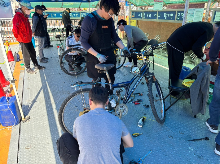 부산시설공단이 자전거 무상 점검을 실시하고 있다. 부산시설공단 제공