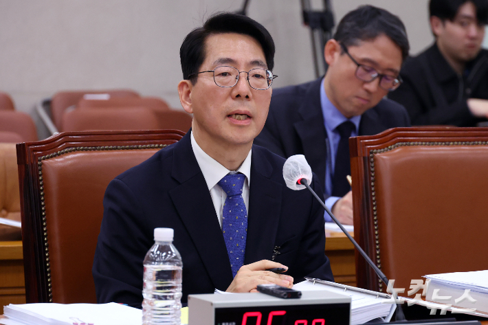 황종우 해양수산부 장관 후보자가 23일 서울 여의도 국회에서 열린 농림축산식품해양위원회 인사청문회에서 의원 질의에 답변을 하고 있다. 윤창원 기자