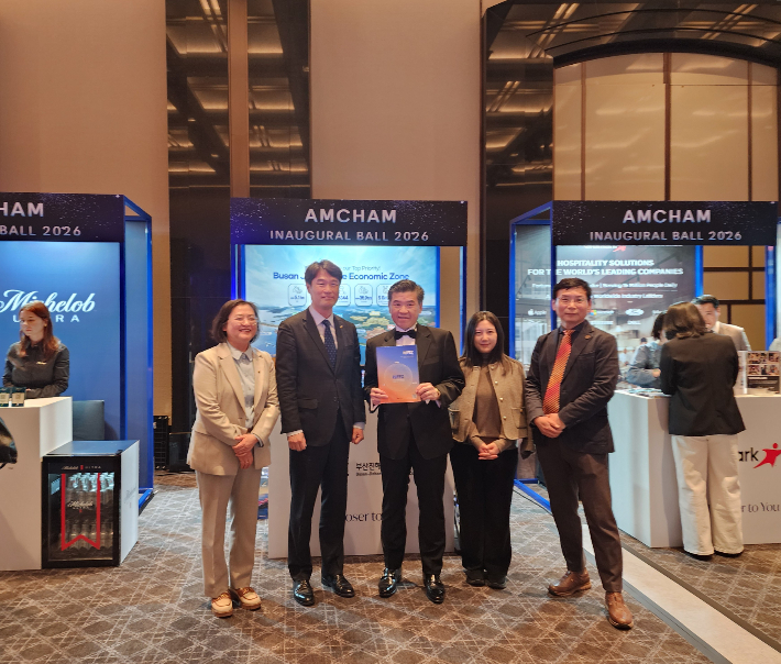 20일 서울 그랜드 하얏트 호텔에서 열린 'AMCHAM Inaugural Ball 2026'에서 제임스 김 AMCHAM 회장(가운데)과 부산진해경자청 관계자들이 함께 기념촬영을 하고 있다. 부산진해경자청 제공