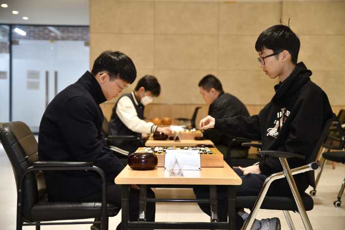 23일 열린 제11회 글로비스배 세계바둑 U-22 국내 선발전 1회전에 출전한 조상연 5단(사진 왼쪽)과 정준우 4단이 대국을 벌이고 있다. 한국기원 제공