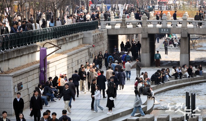 완연한 봄날씨에 붐비는 청계천