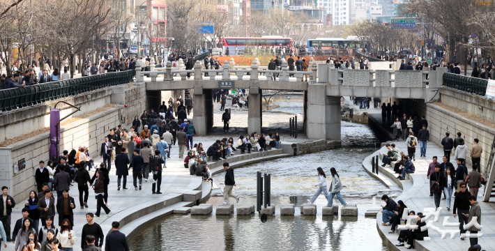 산책하는 시민들로 붐비는 청계천