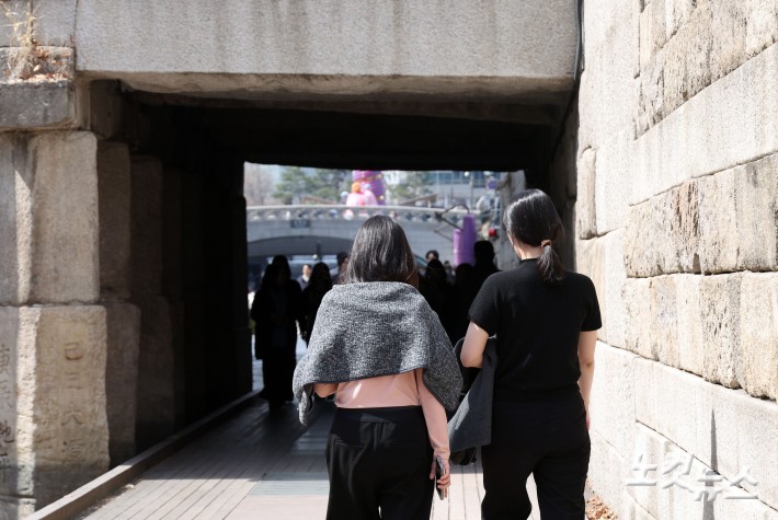 반팔티셔츠 입고 산책