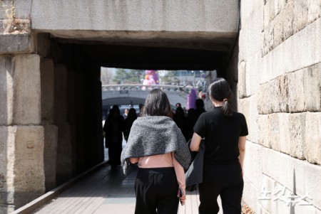 반팔티셔츠 입고 산책