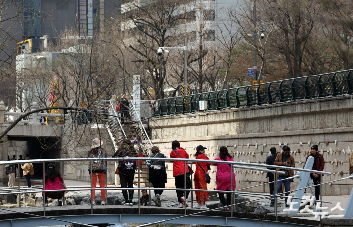 ‘알록달록’ 꽃보다 화려한 패션감각