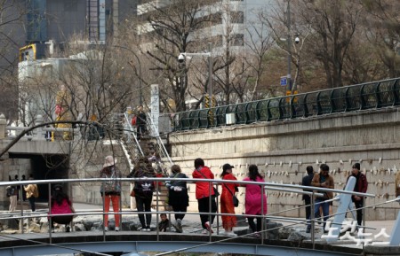 ‘알록달록’ 꽃보다 화려한 패션감각
