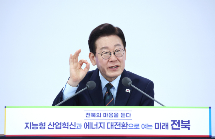 이재명 대통령이 지난 2월 27일 전북 전주시 전북대학교에서 열린 '전북의 마음을 듣다' 타운홀미팅 간담회에서 발언하고 있다. 연합뉴스