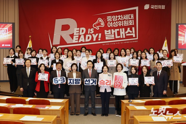 퍼포먼스하는 참석자들