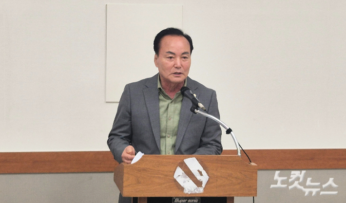 국민의힘 김현기 청주시의장이 23일 청주시청 브리핑룸에서 기자회견을 열어 6·3 지방선거 불출마 배경을 설명하고 있다. 최범규 기자