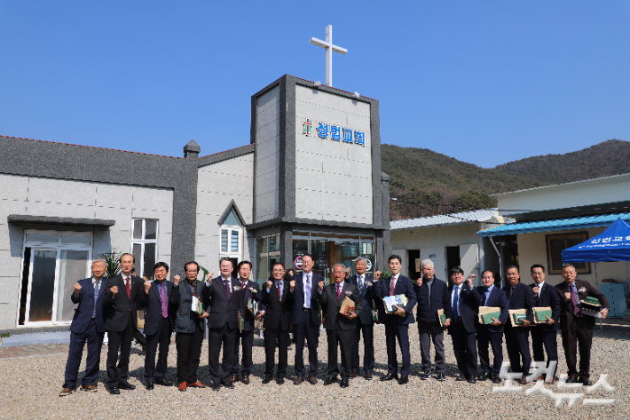 성법교회 123주년 감사예배 및 헌정식후 단체사진. 김일현 선교국장