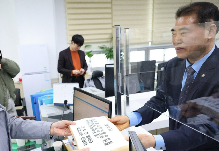 남상균 변호사가 명태균씨의 고소장을 제출하고 있다. 연합뉴스