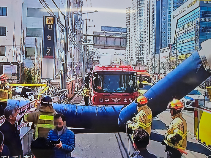 이날 낮 12시 5분쯤 대구 도시철도 1호선 진천역 2번 출구에서 불이 났다. 대구소방안전본부 제공