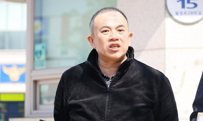 명태균씨가 청주흥덕경찰서 앞에서 기자회견을 열고 취재진에게 고소 취지를 밝히고 있다. 연합뉴스
