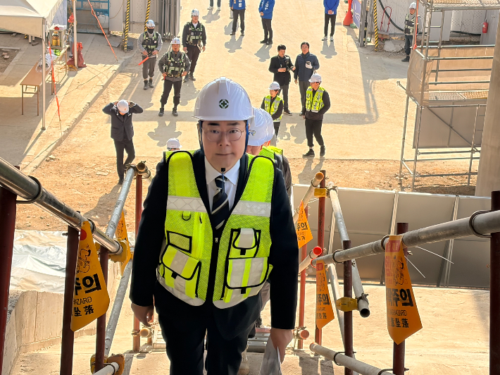 박찬대 국회의원이 송도역 증축 공사 현장을 점검하고 있다. 박 의원 측 제공