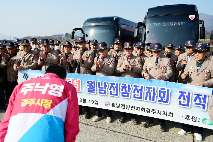 주낙영 경주시장 예비후보가 월남전참전자회경주시지회 전적지순례팀에게 인사하고 있다. 주낙영 후보 캠프 제공