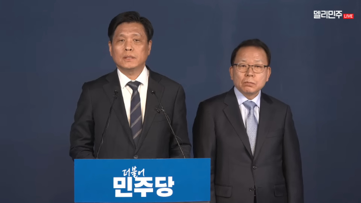 더불어민주당 조승래 사무총장(좌측)과 공직선거후보자추천관리위원회 김이수 위원장. 지난 3월 8일 민주당 공관위가 제9회 전국동시지방선거의 전북도지사 경선 후보를 김관영 전북도지사와 안호영 국회의원, 이원택 국회의원으로 발표했다. 델리민주TV 캡처