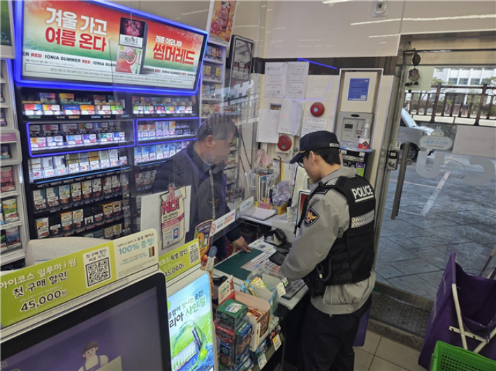 관내 편의점 등을 대상으로 위조지폐 예방 교육을 하는 경찰. 전주 덕진경찰서 아중지구대 제공