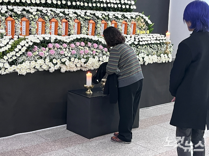 김미숙 김용균재단 대표가 23일 대전시청에 마련된 합동분향소를 찾아 조문하고 있다. 정세영 기자