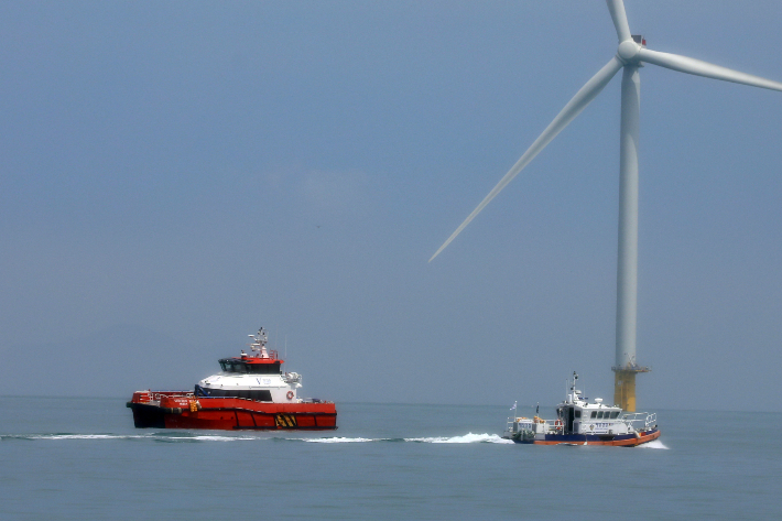 목포해경이 전남 영광군 낙월 해상풍력단지 공사 현장을 찾아 해양사고 예방활동을 진행하고 있다. 목포해양경찰서 제공