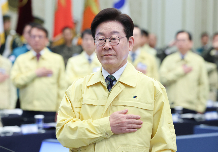 이재명 대통령이 23일 청와대 영빈관에서 열린 제59차 중앙통합방위회의에서 국민의례를 하고 있다. 연합뉴스