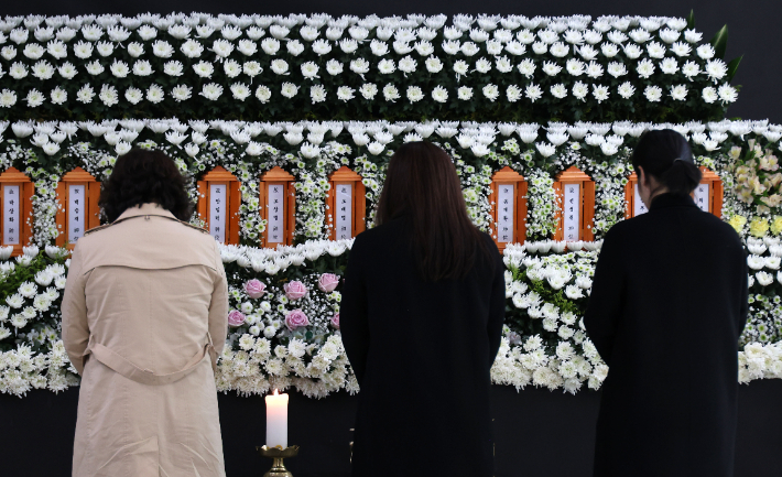 23일 오후 대전시청 1층 로비에 마련된 대덕구 안전공업 화재 희생자 합동분향소를 찾은 시민들이 참배하고 있다. 연합뉴스