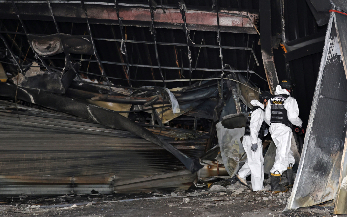 23일 오전 74명의 사상자가 발생한 대전 대덕구 안전공업에서 화재 원인 등을 규명하기 위한 합동감식이 진행되고 있다. 연합뉴스
